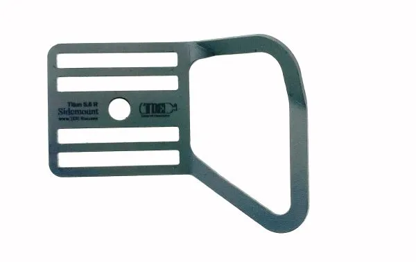 Пластина TDE SDM 5.62 2мм четырехщелевая с большим ушком TDE правая